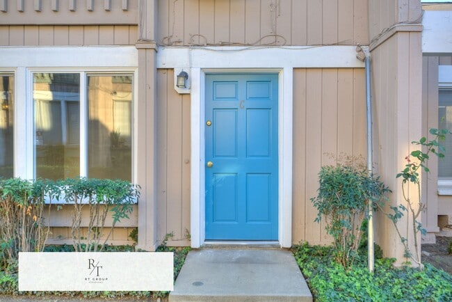 Foto del edificio - Refined Living with a Newly Remodeled 2 Bedroom 1 Bathroom 2 Story Duplex Residence