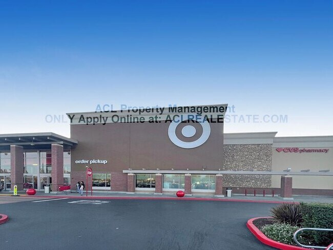 Foto del edificio - Spacious, Centrally Located Hayward Townho...