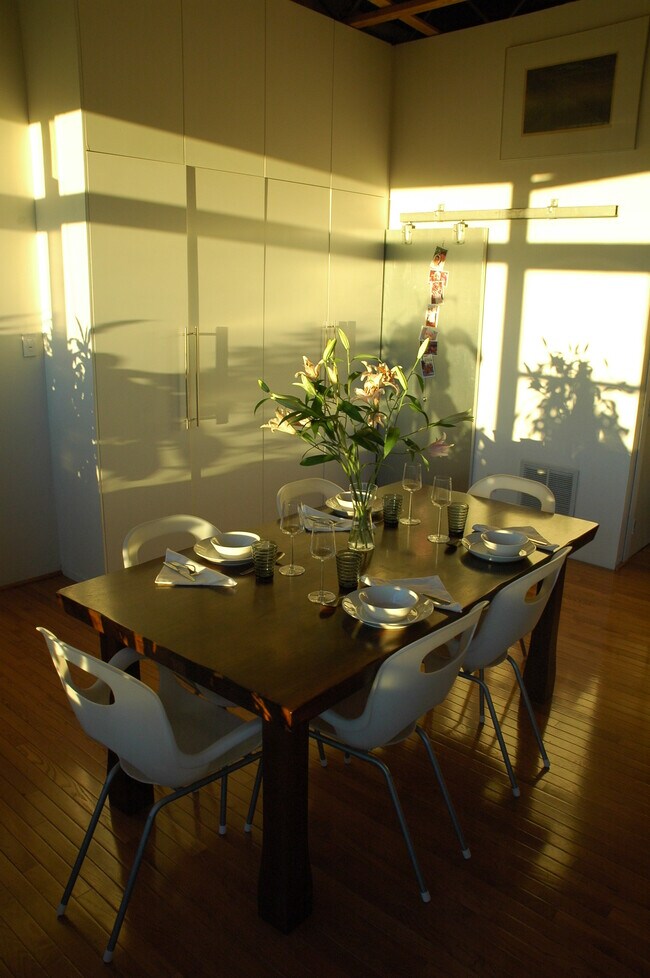 Dining - 956 N High St