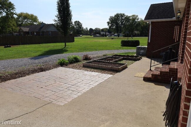 Building Photo - 3 br, 2 bath House - 305 Maple Hill Rd.