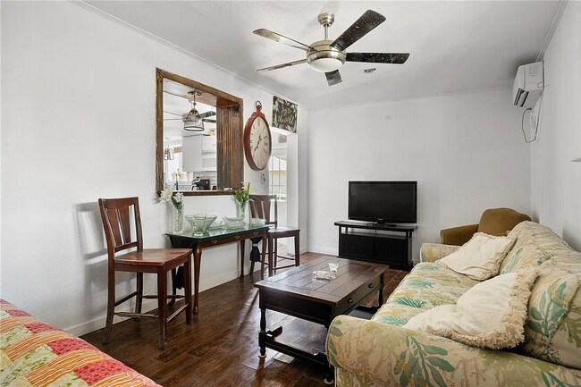 Primero de 3 pisos viviendo - 120 Retama Ln