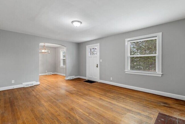 Foto del edificio - Brick home, Two Story, Hardwoods, DR, 2 Sun Rooms, FP, Carport!.