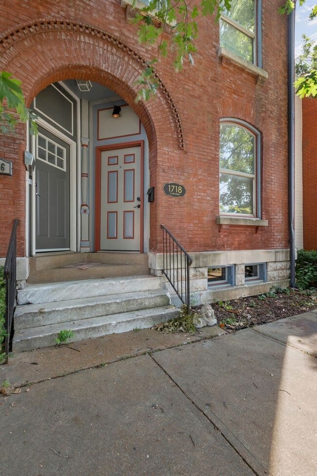 Building Photo - Large and Open 4 bedroom Townhouse