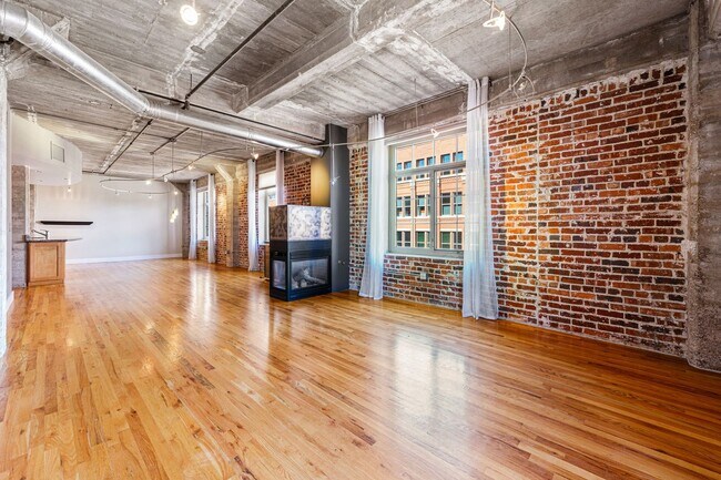 Building Photo - Charming condo with Central AC and Garage ...
