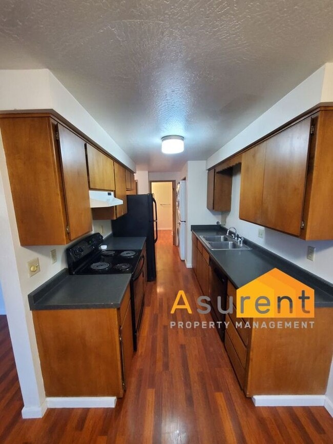 Building Photo - Charming 4-Plex 2 Bedroom 1 Bathroom Unit Available Soon!