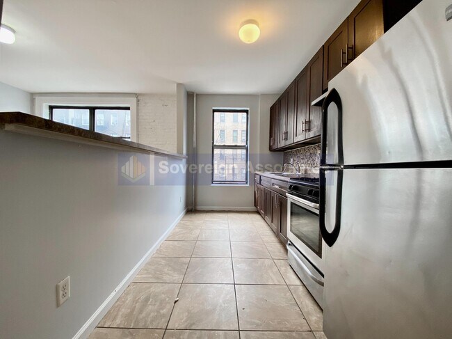 Foto del edificio - 70 Post Avenue