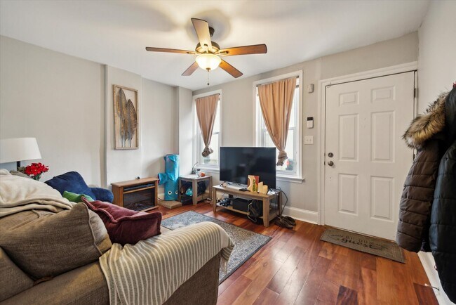 Foto del edificio - Updated 3-bedroom, 1.5-bath home with a garage in the borough of West Chester!