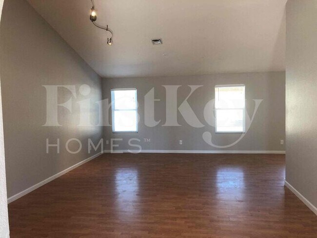Building Photo - 207 South Kenwood Lane