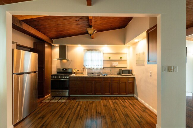 Foto del edificio - 2033 E Garvey Ave N