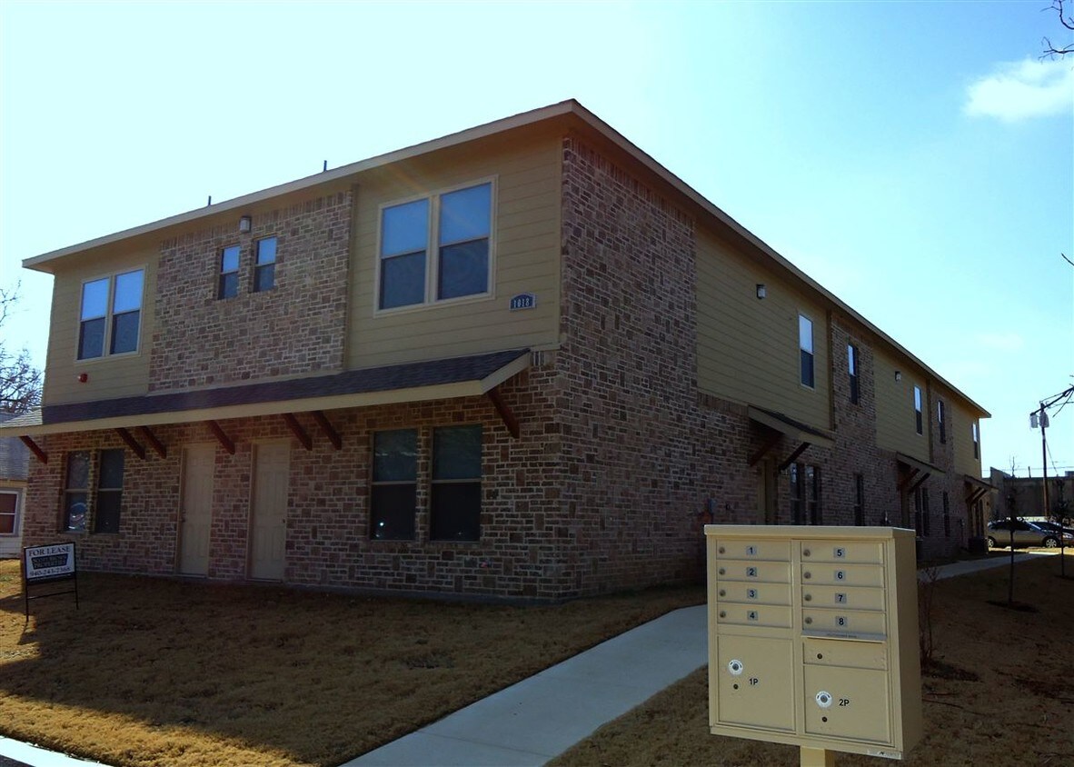 Primary Photo - 3 br, 3 bath Apartment - 1018 S Avenue B