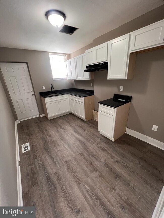 Foto del edificio - 1813 N Warwick Ave