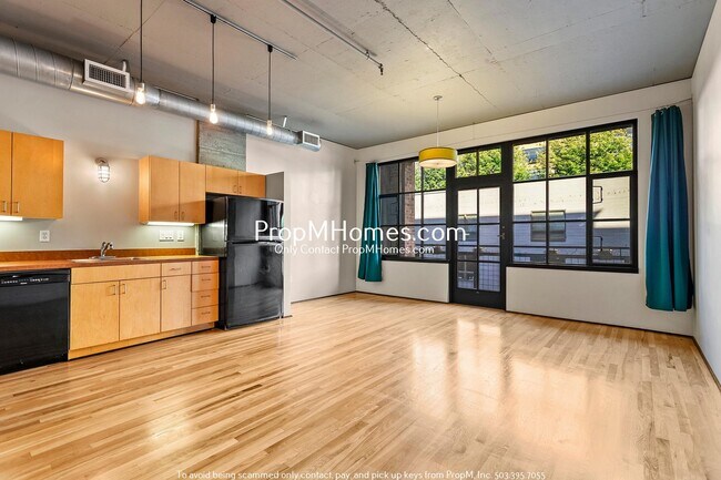 Building Photo - One Bedroom Loft w/ City Views in the Pear...