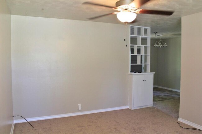 Building Photo - 929 Manhattan Dr