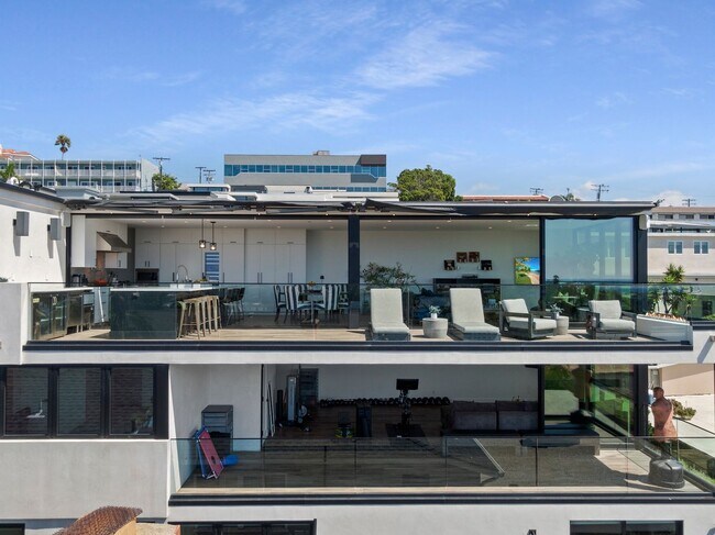 Foto del edificio - Recently Built, Fully Furnished, Custom Home w/ Amazing Indoor/Outdoor Living Space, Perched Abov...