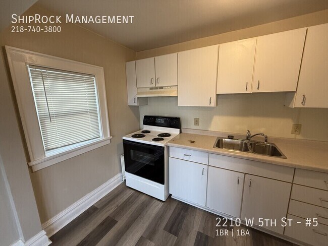 Building Photo - 2210 W 5th St