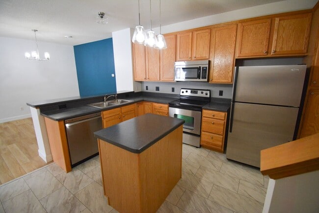 Foto del edificio - Updated 2 Bed, 1.5 Bath Townhome — Available Immediately
