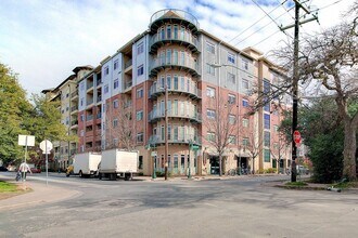 Building Photo - 910 W 25th St