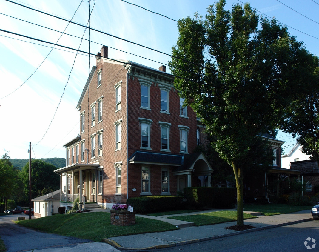 176 Main St, Emmaus, PA 18049 Apartments in Emmaus, PA