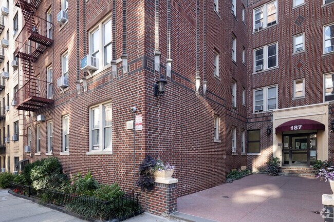 Entrada - 187 Pinehurst Avenue