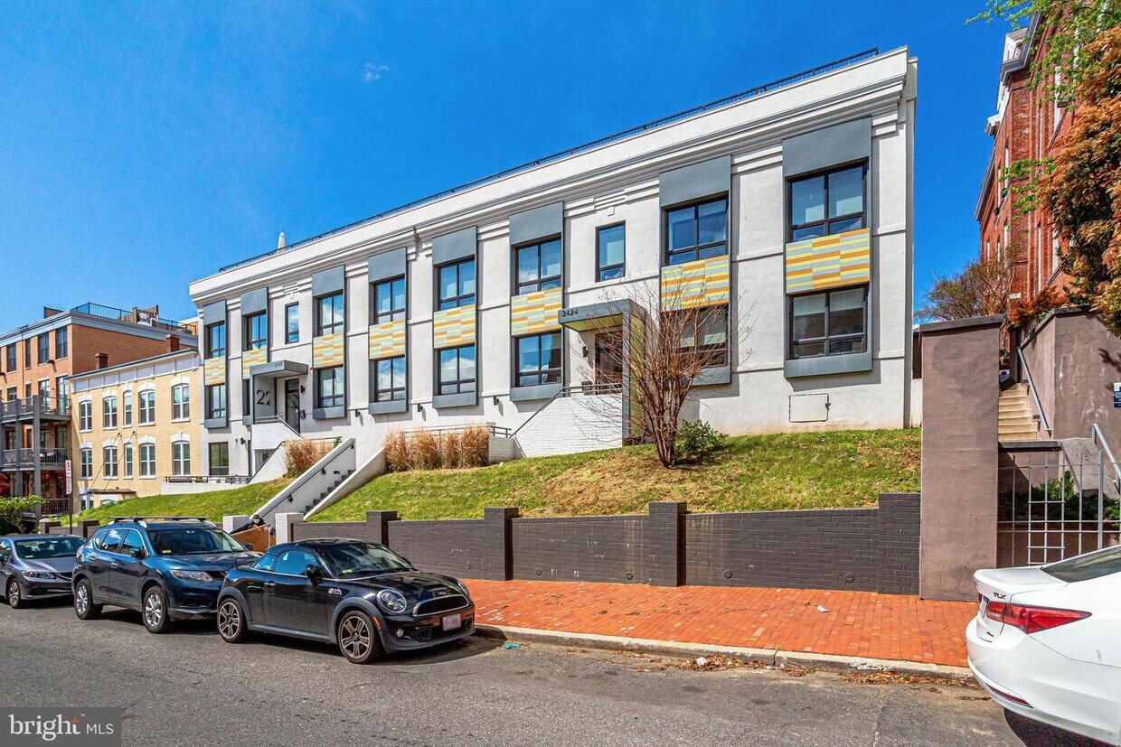 Foto principal - 2424 17th St NW