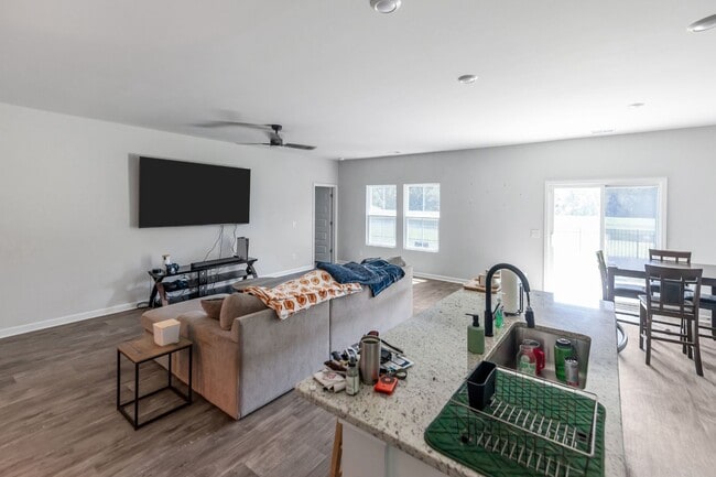 Building Photo - 168 Bottlebrush Dr