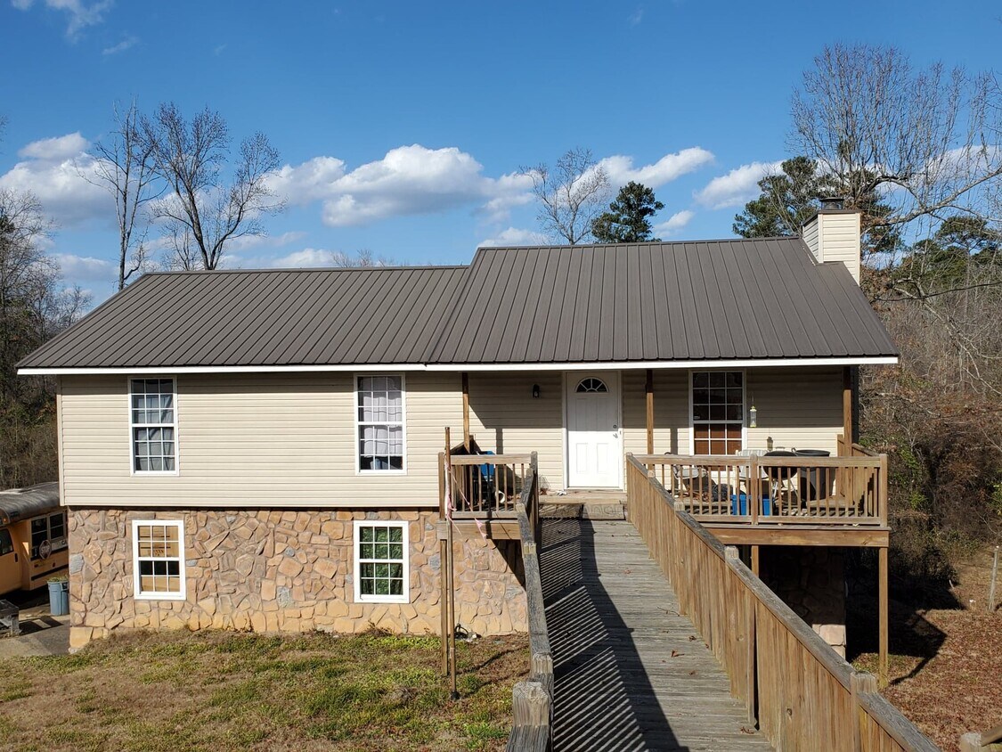4br/2bath - 3324 Green Grove Dr NE