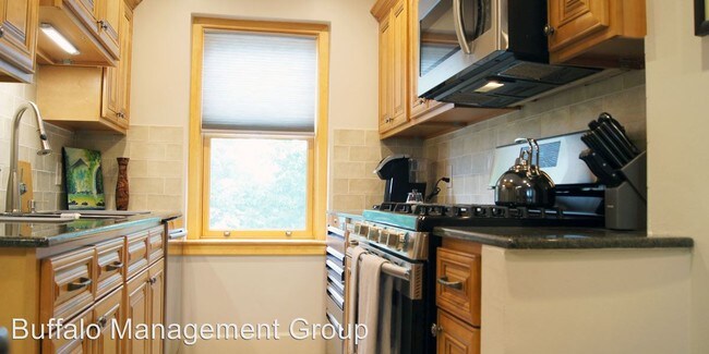 Foto del edificio - 1392-1396 Amherst St