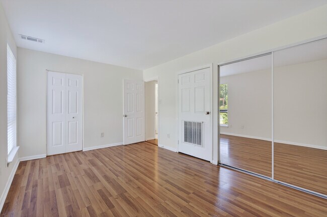 Building Photo - 11260 Chestnut Grove Sq