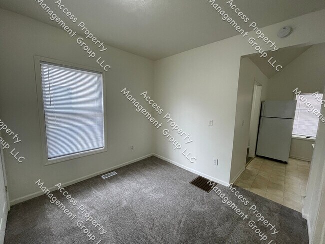 Building Photo - 3 Bedroom 1 Bathroom Northwest Side Home