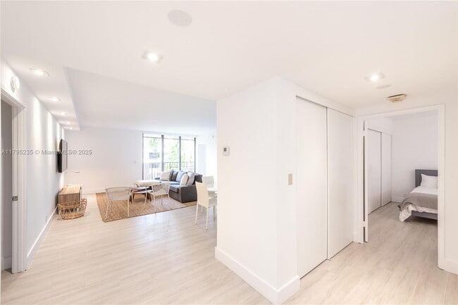 Building Photo - 181 Crandon Blvd