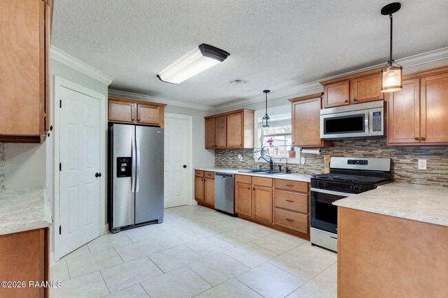 Building Photo - 106 Maple Dr