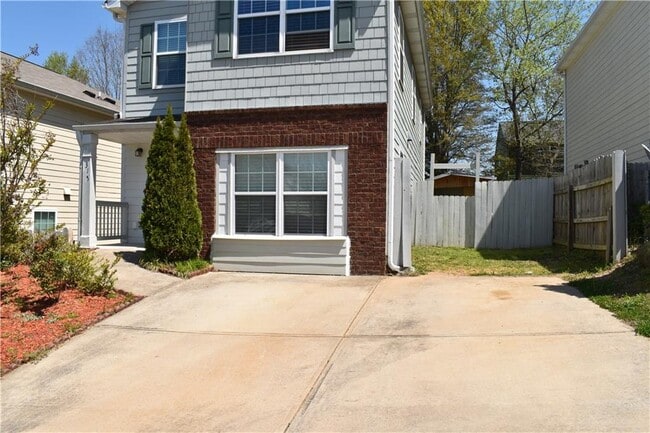Building Photo - 315 Village Chase