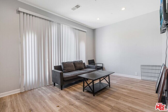 Foto del edificio - 12000 Runnymede St