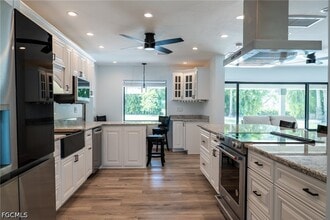 Building Photo - 14562 Riverside Dr