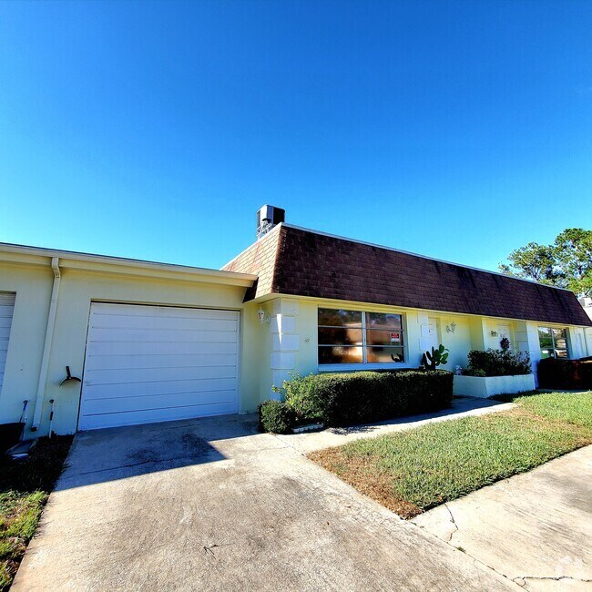 Fairlawn Park Manor Apartments for Rent with a Living Room Pinellas