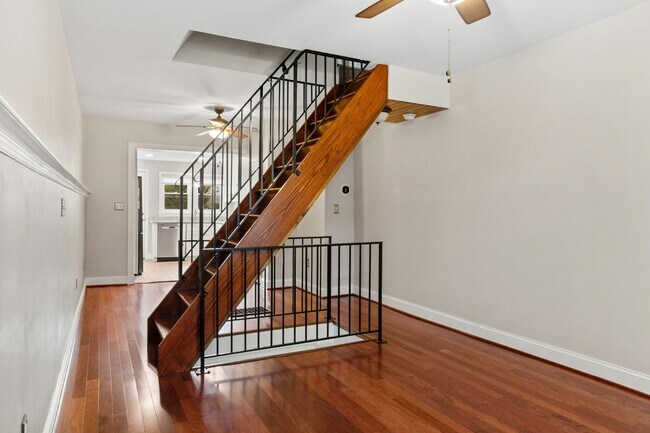 Building Photo - 1524 E Clement St