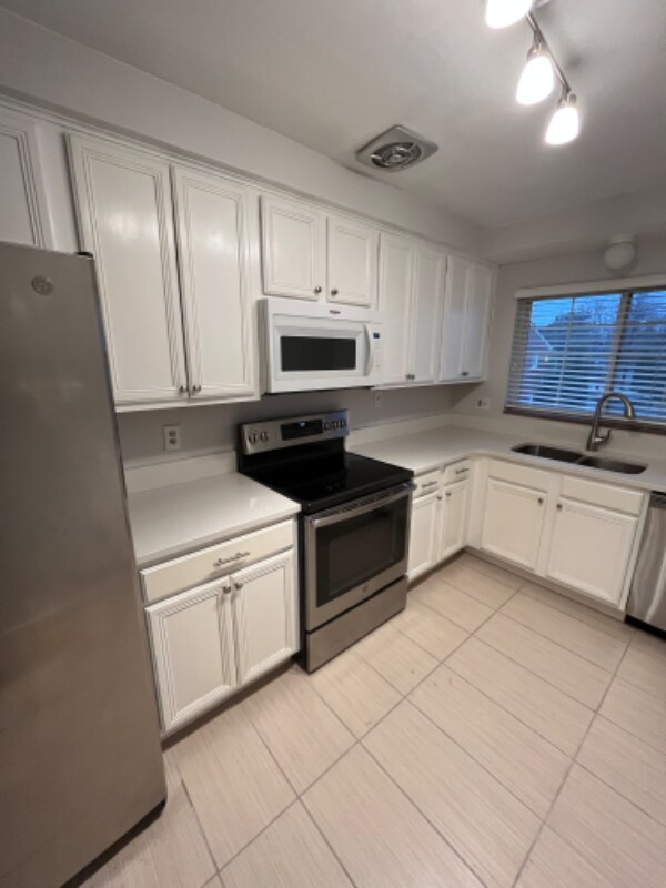 Primary Photo - 475 N Eton St