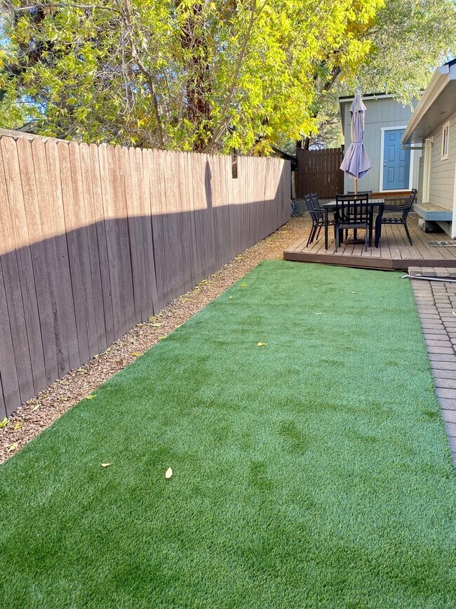 Foto del edificio - Cozy Westside Home with A/C and large outd...