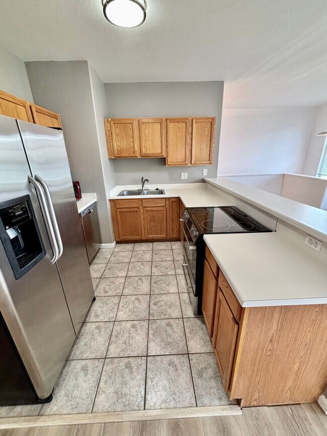 Building Photo - Spacious West Denver Townhome in Prime Location! Available Now!