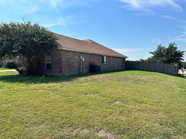 Building Photo - 3202 Creekside Dr