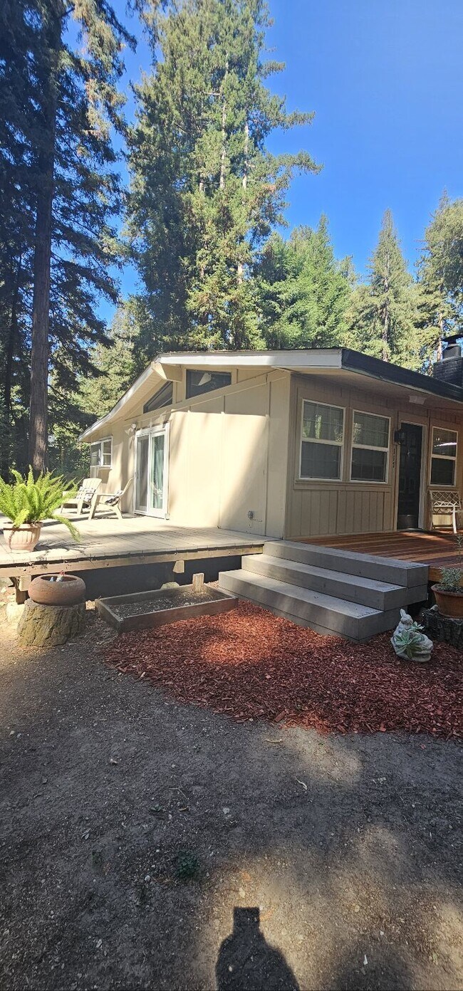 Building Photo - Charming, Single-Level Home in a Tranquil ...