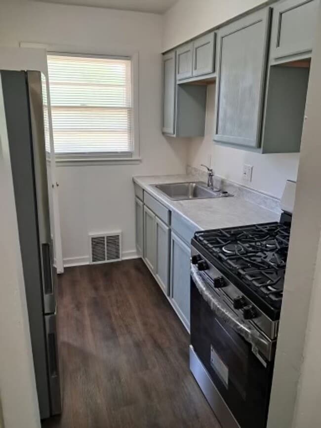 Building Photo - Spacious two bedroom located near Linwood