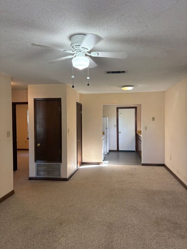 Building Photo - Quaint 2 Bedroom Duplex in Niceville!