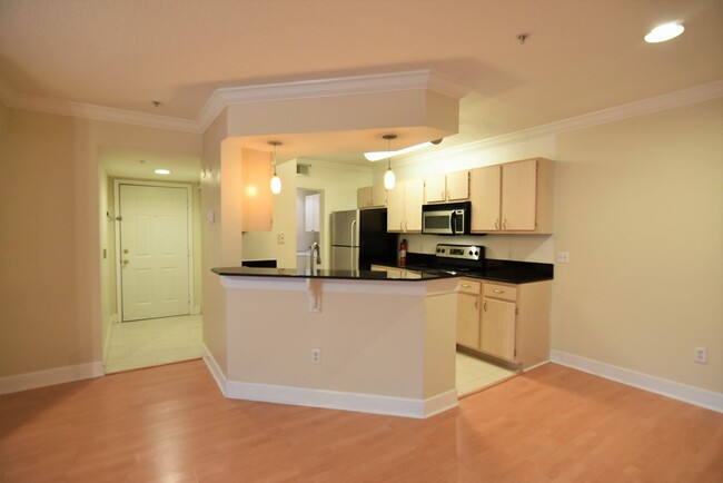 Building Photo - 1br 1ba THIRD FLOOR unit in The Crest at W...