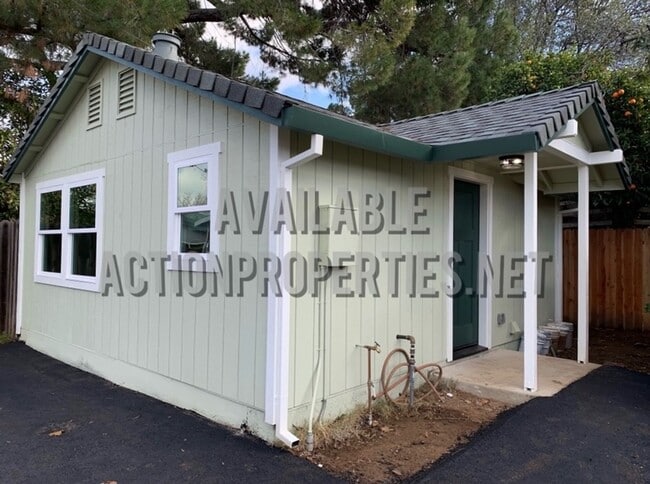 Building Photo - Central Rosville Home- 1 Bed, 1 Bath House - Appliances Included