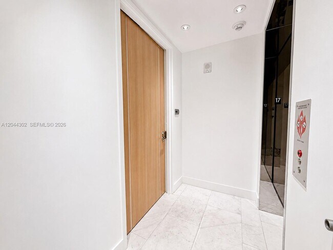 Building Photo - 15701 Collins Ave