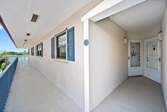 Building Photo - 755 Saturn St