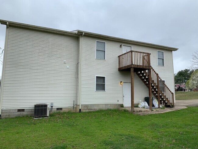 Side view 1 entry - 167 Country Est