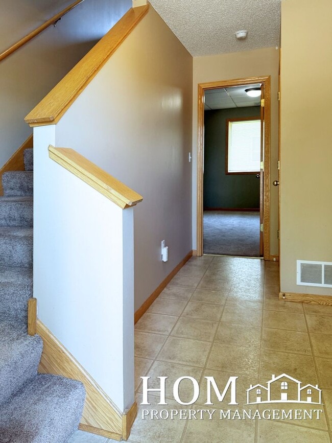 Building Photo - 3BR/2BA Townhome Available 9/1