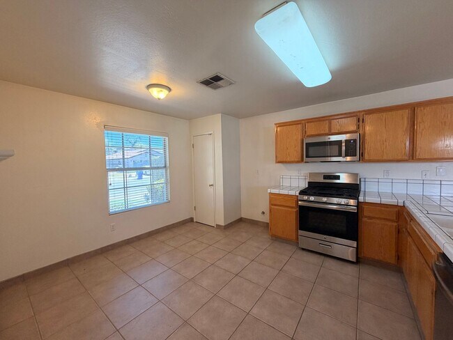 Foto del edificio - NW Bakersfield home!